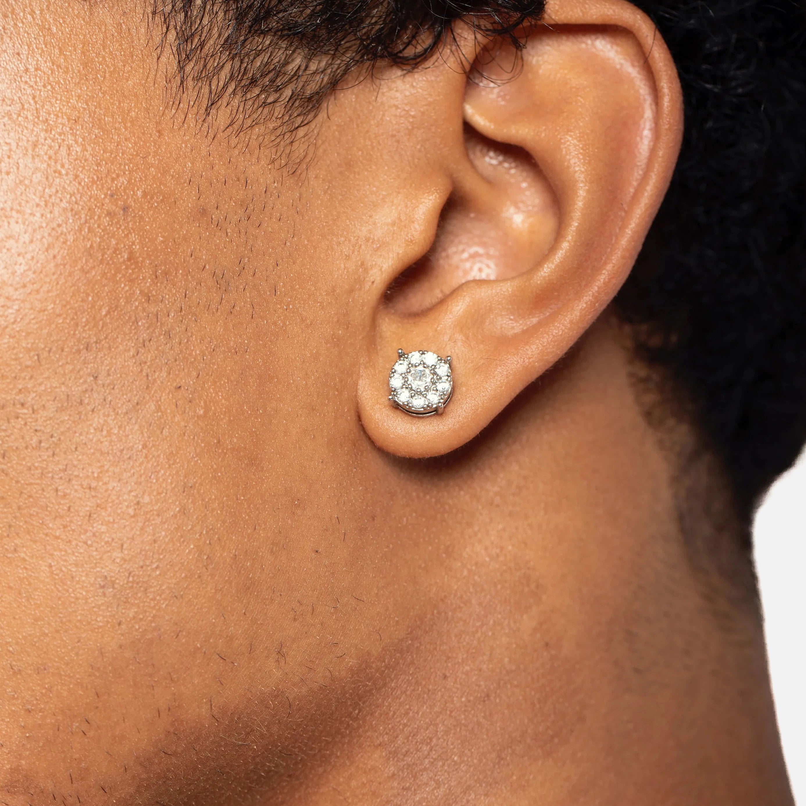 Moon - Ezüst Fülbevaló Férfiaknak és Nőknek. Moon unisex fülbevaló cirkónia kövekkel, ródium bevonattal. Csepp-álló anyaghasználatának köszönhetően esőben vagy edzéshez nyugodtan bent maradhat a füledben. Ékszer, divatékszer. Férfi ékszer. Unisex ékszer. Férfi fülbevaló. Ajándék férfi fülbevaló.