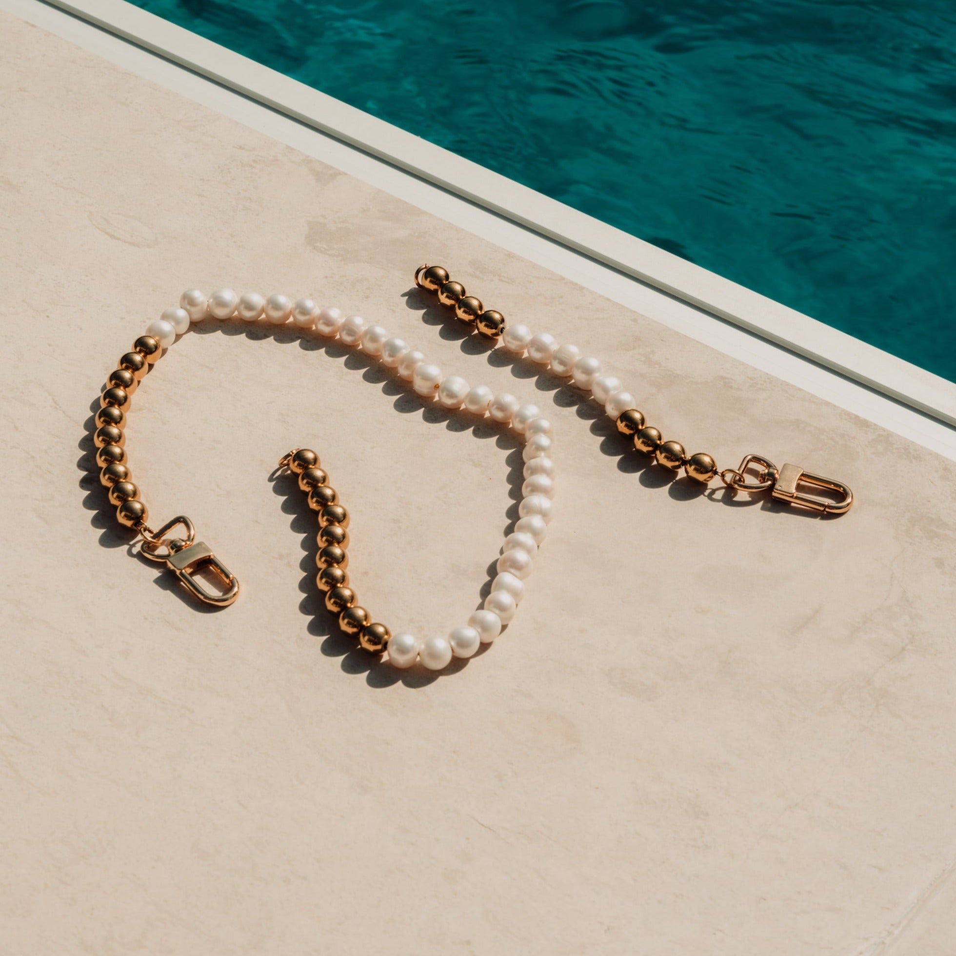 Allure - Arany Göngy Karkötő Férfiaknak és Nőknek. Elegáns Unisex Allure karkötő édesvízi gyönggyel, 18K arany bevonattal, 10mm vastag rozsdamentes acélból. Víz, elszíneződés és rozsdaálló - kiváló fürdéshez, edzéshez és esőben. Ékszer, divatékszer. Férfi ékszer. Női ékszer. Unisex ékszer. Férfi karkötő. Ajándék férfi karkötő. Női karkötő. Ajándék női karkötő